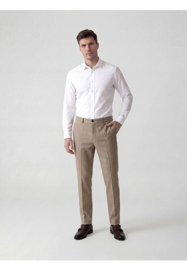 Reserved - Garniturowe spodnie carrot - beżowy. Kolor: beżowy. Materiał: wiskoza, tkanina