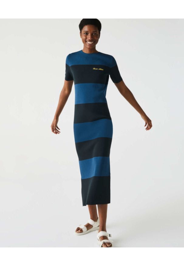 Lacoste - LACOSTE - Sukienka w paski z logo. Kolor: czarny. Materiał: prążkowany. Wzór: paski. Typ sukienki: dopasowane. Długość: maxi