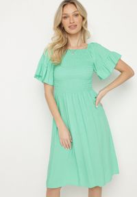 Born2be - Jasnozielona Rozkloszowana Sukienka Bawełniana z Bufiastymi Rękawami i Elastyczną Górą Veliova. Okazja: na co dzień. Kolor: zielony. Materiał: bawełna. Styl: casual, elegancki #4