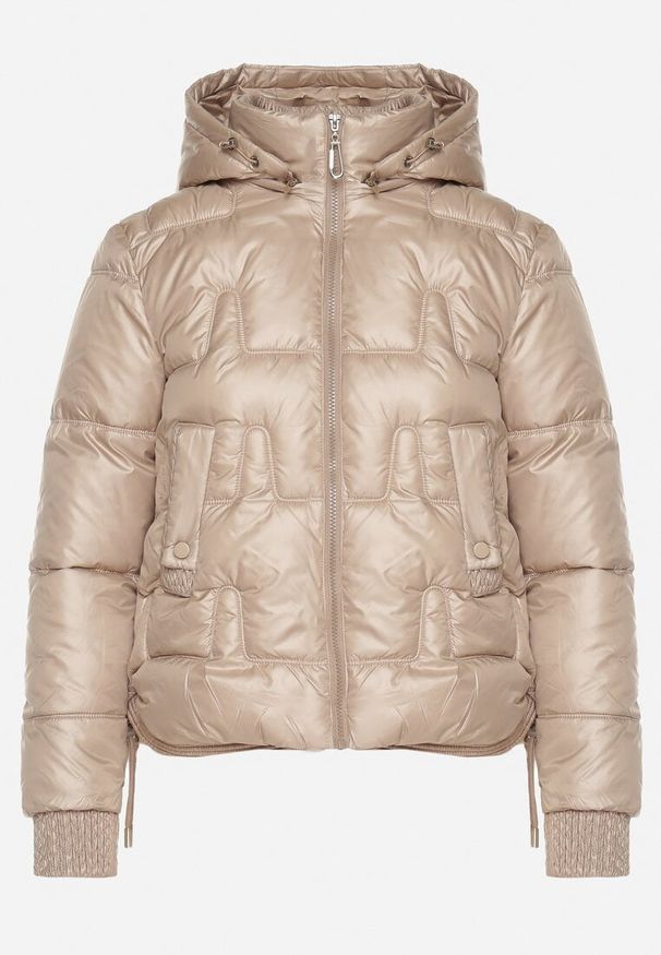 Born2be - Ciemnobeżowa Pikowana Kurtka z Odpinanym Kapturem Wydłużonym Tyłem i Ściągaczami Zinonia. Okazja: na co dzień. Kolor: beżowy. Materiał: wełna, jeans, skóra. Sezon: zima, jesień. Styl: casual, elegancki