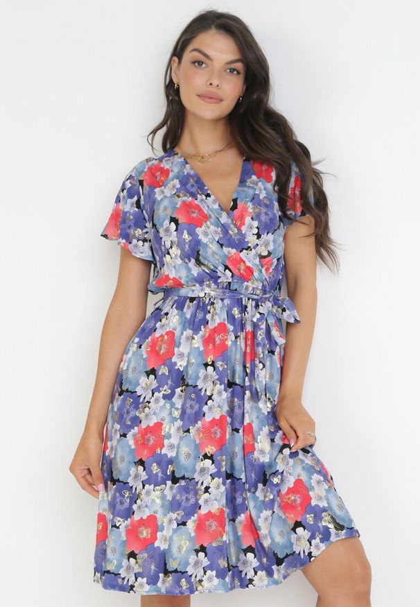 Born2be - Niebiesko-Czerwona Rozkloszowana Sukienka z Metaliczną Nitką i Wiązanym Paskiem Noldan. Kolor: niebieski. Materiał: tkanina, materiał, wiskoza. Wzór: kwiaty