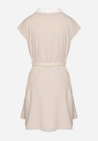 Born2be - Jasnobeżowa Wiskozowa Sukienka Rozkloszowana z Koszulowym Kołnierzykiem i Paskiem Aluella. Okazja: na co dzień, na spotkanie biznesowe. Typ kołnierza: kołnierzyk koszulowy. Kolor: beżowy. Materiał: wiskoza. Długość rękawa: krótki rękaw. Typ sukienki: koszulowe. Styl: biznesowy, casual, elegancki #6