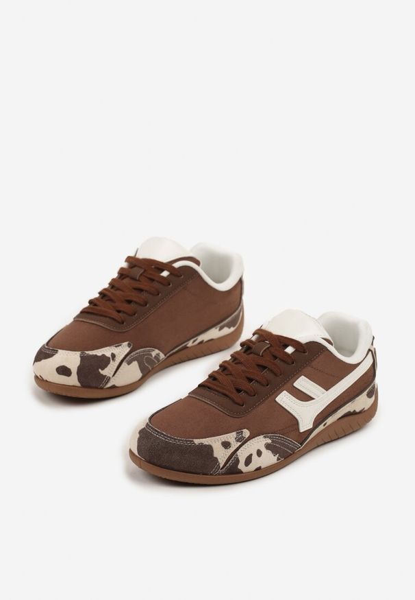 Born2be - Brązowe Sneakersy w Łaty Ozdobione Geometrycznym Wzorem Arulia. Okazja: na co dzień, na spacer. Kolor: brązowy. Materiał: jeans. Wzór: aplikacja, geometria. Sport: turystyka piesza