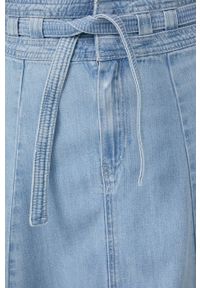 TOMMY HILFIGER - Tommy Hilfiger spódnica jeansowa midi rozkloszowana. Kolor: niebieski. Materiał: jeans