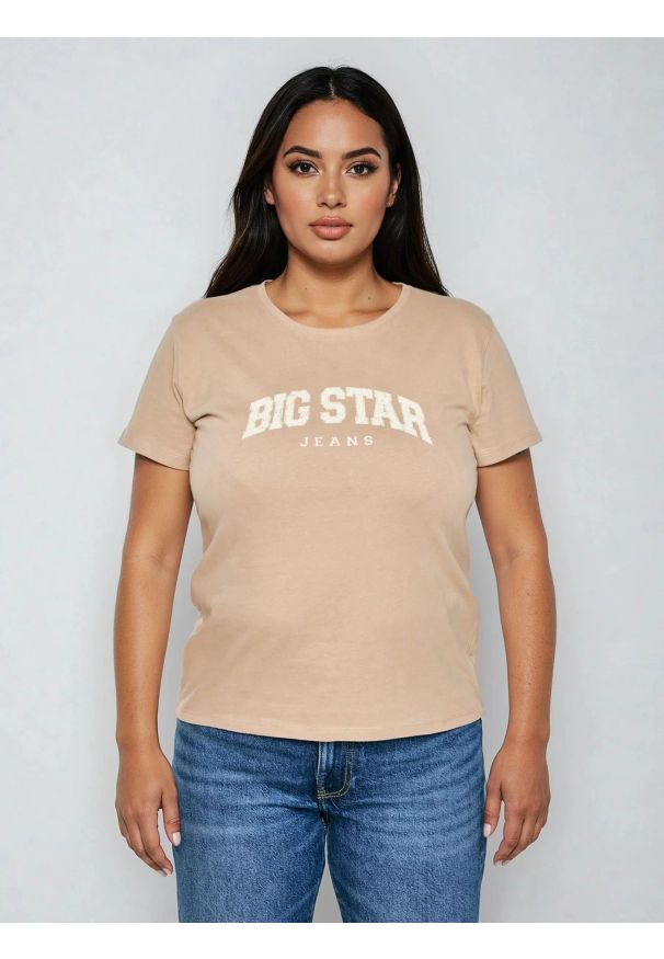 Big-Star - Koszulka damska bawełniana z logo BIG STAR beżowa Ramila 805. Okazja: na uczelnię, na spacer, na co dzień. Kolor: beżowy. Materiał: bawełna. Wzór: nadruk. Styl: casual, klasyczny