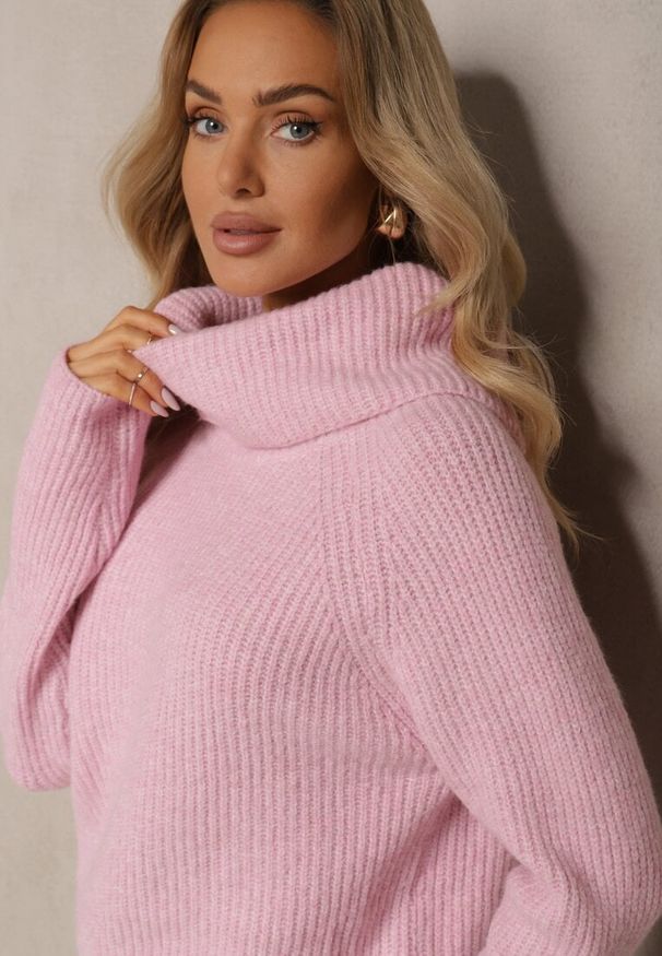 Renee - Różowy Klasyczny Golf z Wełną i Obszernym Kołnierzem Zemilda. Okazja: na co dzień. Typ kołnierza: golf. Kolor: różowy. Materiał: wełna. Długość rękawa: długi rękaw. Długość: długie. Styl: klasyczny