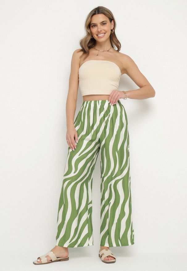Born2be - Zielono-Białe Szerokie Spodnie z Wysokim Stanem z Paskami Lisavitia. Okazja: na co dzień. Stan: podwyższony. Kolor: zielony. Styl: casual, elegancki