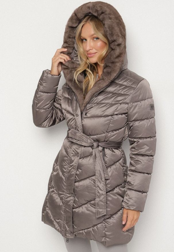 Born2be - Szara Pikowana Kurtka z Wiązanym Paskiem i Kapturem z Futerkiem Fenama. Okazja: na spacer, na co dzień. Kolor: szary. Materiał: futro. Styl: casual, elegancki