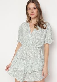 Born2be - Biało-Zielona Sukienka Mini z Falbankami i Kopertowym Dekoltem z Gumką w Talii Isarola. Typ kołnierza: kołnierz z falbankami. Kolor: biały. Wzór: kwiaty. Sezon: lato. Typ sukienki: kopertowe. Długość: mini #3