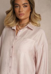 Renee - Jasnoróżowa Koszula Oversize w Klasycznym Stylu z Kieszonką Liozira. Okazja: na co dzień, na spotkanie biznesowe. Typ kołnierza: kołnierzyk klasyczny. Kolor: różowy. Styl: klasyczny