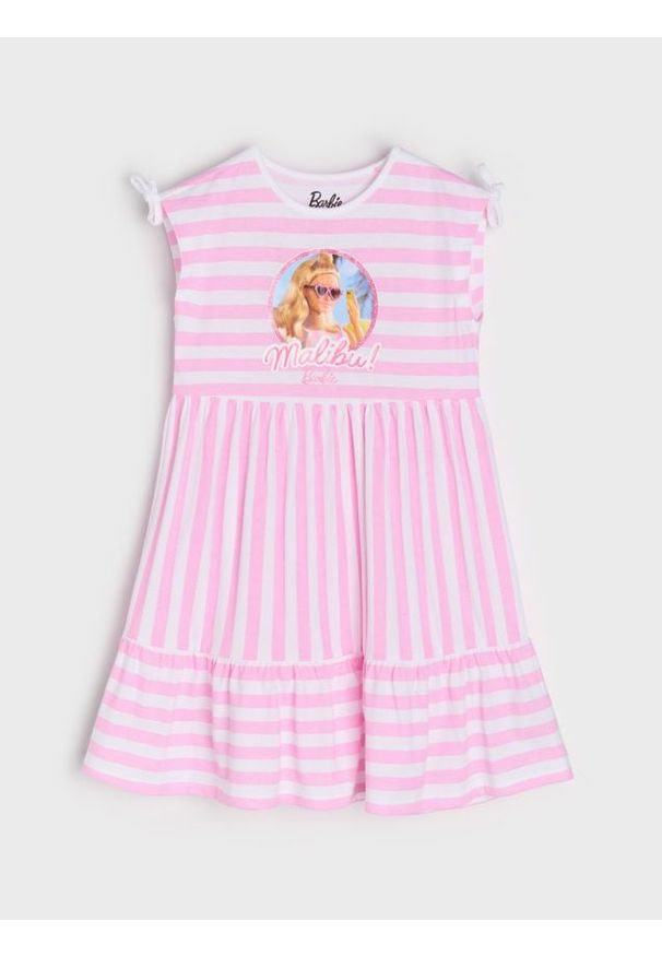 Sinsay - Bawełniana sukienka dresowa z nadrukiem Barbie - różowy. Kolor: różowy. Materiał: bawełna, dresówka. Wzór: nadruk