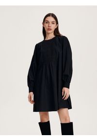 Reserved - Sukienka z haftowanymi detalami - czarny. Kolor: czarny. Materiał: bawełna. Wzór: haft. Typ sukienki: trapezowe #1