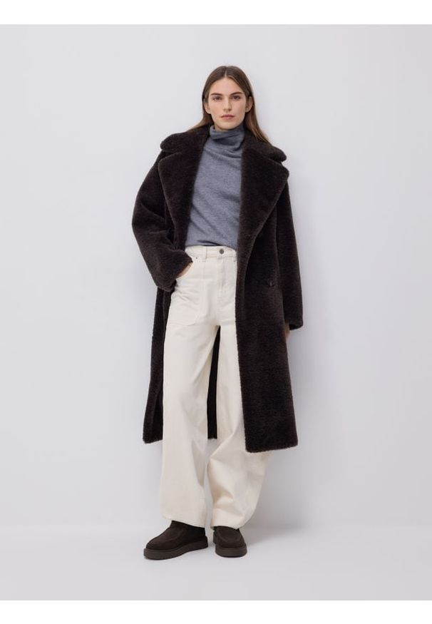 Reserved - Płaszcz ze sztucznego futerka - ciemnobrązowy. Kolor: brązowy. Materiał: futro