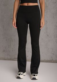 Renee - Czarne Legginsy Flare High Waist Ozdobione z Tyłu Modelującym Marszczeniem Deinoreia. Okazja: na co dzień. Stan: podwyższony. Kolor: czarny. Wzór: aplikacja. Styl: elegancki, casual #1