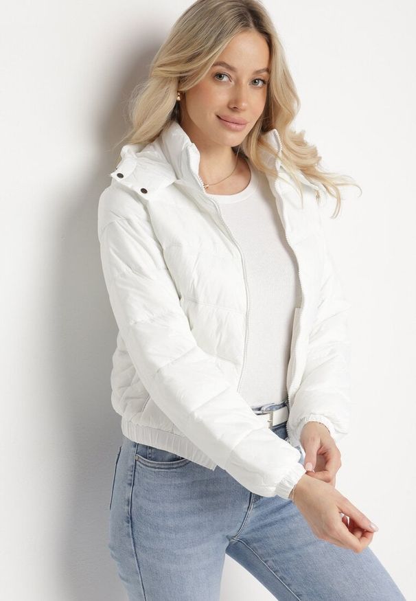 Born2be - Biała Pikowana Kurtka z Odpinanym Kapturem Milvesia. Okazja: na co dzień. Kolor: biały. Materiał: jeans. Długość: krótkie. Styl: elegancki, casual