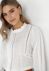 Born2be - Biała Bluzka Ażurowa z Falbanką Lalolea. Kolor: biały. Materiał: wiskoza, tkanina. Wzór: ażurowy. Styl: boho #5