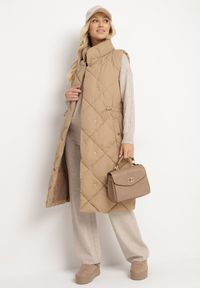 Born2be - Ciemnobeżowa Pikowana Kamizelka o Długim Kroju ze Stójką i Kieszeniami Avatheia. Okazja: na co dzień. Typ kołnierza: kołnierzyk stójkowy. Kolor: beżowy. Materiał: jeans. Długość: długie. Wzór: aplikacja. Styl: klasyczny, casual, elegancki #4