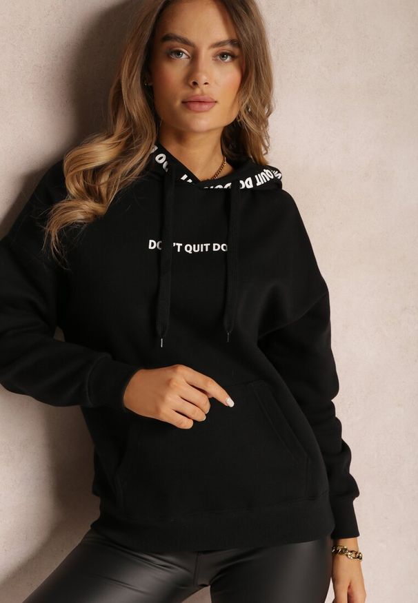Renee - Czarna Bluza z Kapturem Vasilija. Typ kołnierza: kaptur. Kolor: czarny. Materiał: dzianina, dresówka, polar, bawełna, tkanina. Wzór: nadruk