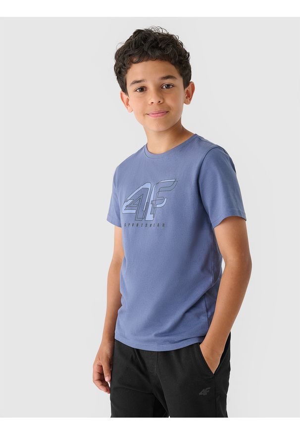 4f - 4F T-shirt z nadrukiem chłopięcy - niebieski 128 (7-8 lat). Okazja: na co dzień. Kolor: niebieski. Materiał: bawełna, jersey, dzianina. Długość rękawa: krótki rękaw. Długość: krótkie. Wzór: nadruk. Sezon: lato. Styl: sportowy, casual, klasyczny