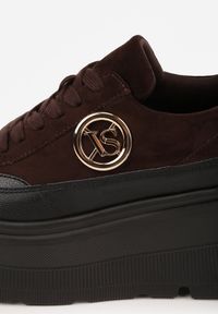 Born2be - Brązowe Sneakersy Vices na Platformie Zdobione Okrągłą Aplikacją Wodvire. Okazja: na spacer, na co dzień. Nosek buta: okrągły. Kolor: brązowy. Materiał: jeans. Szerokość cholewki: normalna. Wzór: aplikacja. Obcas: na platformie. Sport: turystyka piesza #2