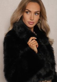 Renee - Czarna Krótka Kurtka z Futerkiem Zdobiona Szerokim Kołnierzem Tormia. Okazja: na spacer, na co dzień. Kolor: czarny. Materiał: futro. Długość: krótkie. Wzór: aplikacja. Styl: casual, klasyczny #5