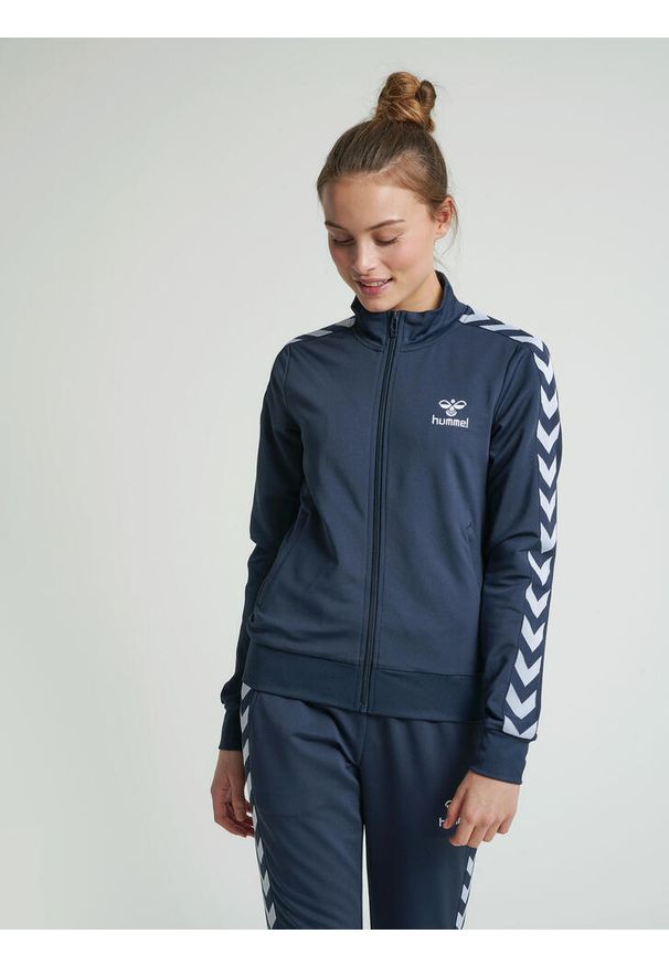 Damska kurtka zapinana na zamek Hummel hmlnelly 2.0. Kolor: wielokolorowy, niebieski, zielony. Sezon: zima. Sport: fitness, piłka nożna