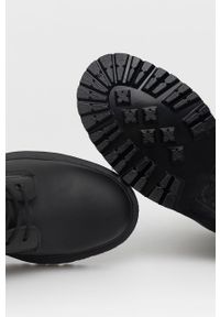 Dr. Martens Workery Vegan 1460 Bex Mono kolor czarny na płaskim obcasie. Nosek buta: okrągły. Zapięcie: sznurówki. Kolor: czarny. Materiał: guma. Obcas: na obcasie. Wysokość obcasa: niski #2