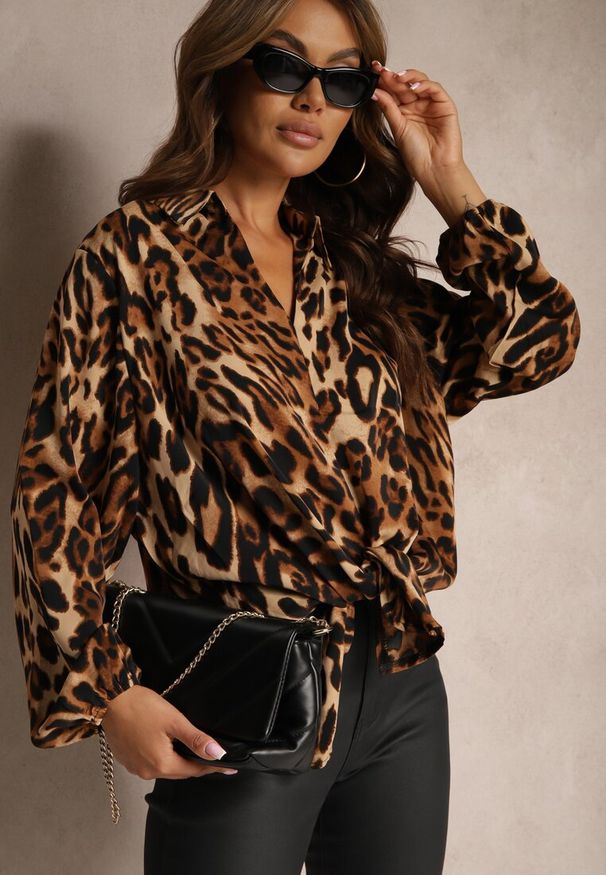 Renee - Brązowo-Beżowa Koszula w Panterkę Ozdobiona Gumkami przy Rękawach Verikae. Okazja: na co dzień. Kolor: beżowy. Materiał: jeans. Wzór: aplikacja, motyw zwierzęcy. Styl: elegancki, casual