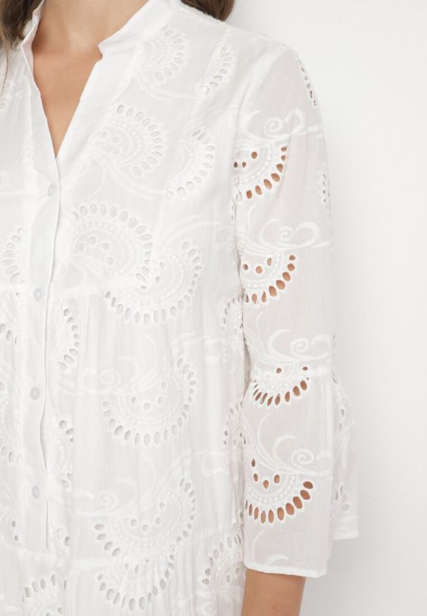 Born2be - Biała Rozkloszowana Sukienka Boho z Haftowanej Tkaniny z Bawełny Loraviel. Okazja: na co dzień, na imprezę, na spacer. Typ kołnierza: dekolt w kształcie V. Kolor: biały. Materiał: bawełna, tkanina. Wzór: haft. Styl: boho