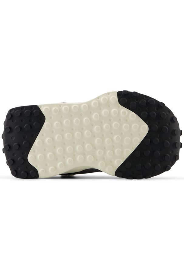 Buty niemowlęce New Balance NW327VB – czarne. Okazja: na co dzień. Zapięcie: rzepy. Kolor: czarny. Materiał: materiał, syntetyk. Szerokość cholewki: normalna. Wzór: kolorowy