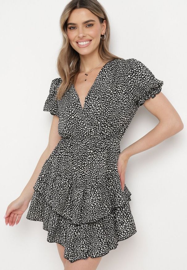 Born2be - Czarna Sukienka z Gumką w Talii z Kopertowym Dekoltem Ianveia. Kolor: czarny. Typ sukienki: kopertowe