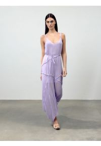 Reserved - Sukienka z asymetrycznymi przeszyciami - lawendowy. Kolor: fioletowy. Materiał: tkanina. Typ sukienki: asymetryczne