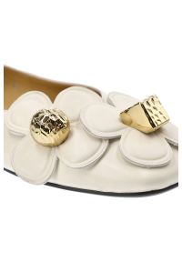 Białe Czółenka Tuffoni Eleganckie Buty Damskie. Okazja: na randkę, na co dzień. Zapięcie: bez zapięcia. Kolor: biały. Szerokość cholewki: normalna. Wzór: kwiaty. Materiał: skóra. Sezon: wiosna. Obcas: na obcasie. Styl: elegancki. Wysokość obcasa: niski #7