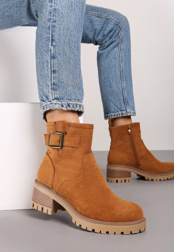 Born2be - Brązowe Klasyczne Botki z Ozdobnym Paskiem Arstema. Zapięcie: pasek. Kolor: brązowy. Materiał: jeans. Wzór: aplikacja. Sezon: zima, jesień. Obcas: na obcasie. Styl: klasyczny. Wysokość obcasa: średni
