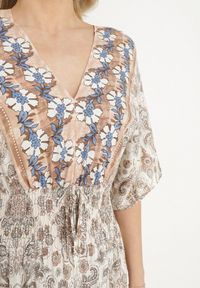 Born2be - Ciemnobeżowa Sukienka z Wiskozy w Ornamentalny Wzór z Szeroką Gumką w Pasie Tanissla. Okazja: na co dzień, na randkę, do pracy, na spotkanie biznesowe. Typ kołnierza: dekolt w kształcie V. Kolor: beżowy. Materiał: wiskoza. Długość rękawa: krótki rękaw. Sezon: wiosna, lato. Styl: biznesowy, klasyczny, casual, elegancki #7