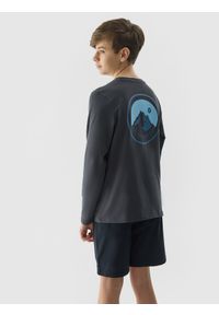 4f - Longsleeve z bawełny organicznej z nadrukiem chłopięcy - grafitowy. Okazja: na co dzień. Kolor: szary. Materiał: bawełna. Długość rękawa: długi rękaw. Długość: długie. Wzór: nadruk. Styl: klasyczny, casual, sportowy