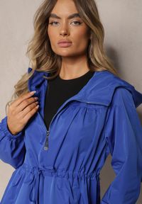 Renee - Niebieska Kurtka w Stylu Parki Wiązana w Pasie Nevithia. Okazja: na co dzień. Kolor: niebieski. Materiał: jeans, skóra. Styl: elegancki, casual #5
