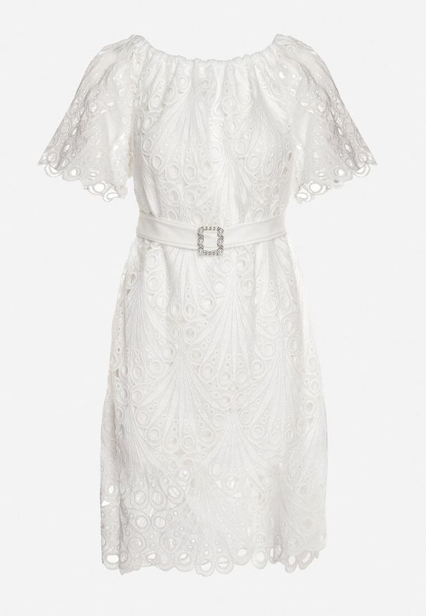 Born2be - Biała Ażurowa Sukienka z Bawełną i Paskiem z Klamrą Mimixa. Okazja: na co dzień. Kolor: biały. Materiał: bawełna. Długość rękawa: krótki rękaw. Wzór: ażurowy. Typ sukienki: proste. Styl: casual, klasyczny