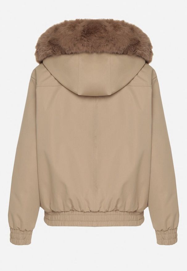 Born2be - Beżowa Kurtka Bomberka z Futrzanym Obszyciem i Kapturem Rannasa. Okazja: na co dzień. Kolor: beżowy. Materiał: futro. Styl: casual
