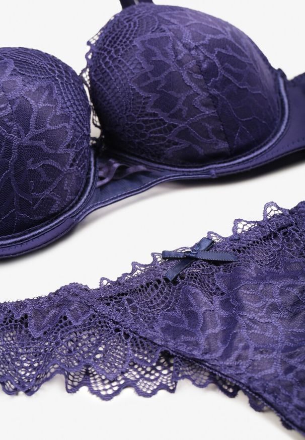Born2be - Fioletowy Koronkowy Komplet Biustonosz z Push Upem i Stringami Yalira. Kolor: fioletowy. Materiał: koronka. Wzór: koronka