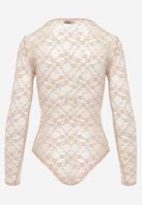Born2be - Beżowe Koronkowe Body z Długimi Rękawami i Ozdobnym Dekoltem Nefunia. Kolor: beżowy. Materiał: koronka. Długość rękawa: długi rękaw. Długość: długie #2