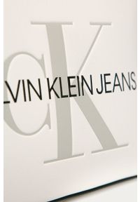 Calvin Klein Jeans - Torebka. Kolor: biały. Wzór: nadruk. Materiał: skórzane. Rozmiar: małe. Rodzaj torebki: na ramię #2