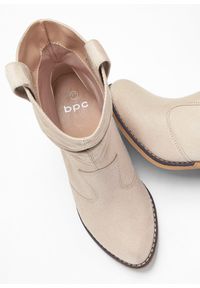 bonprix - Botki kowbojki z marszczoną cholewką. Kolor: beżowy. Szerokość cholewki: normalna #3
