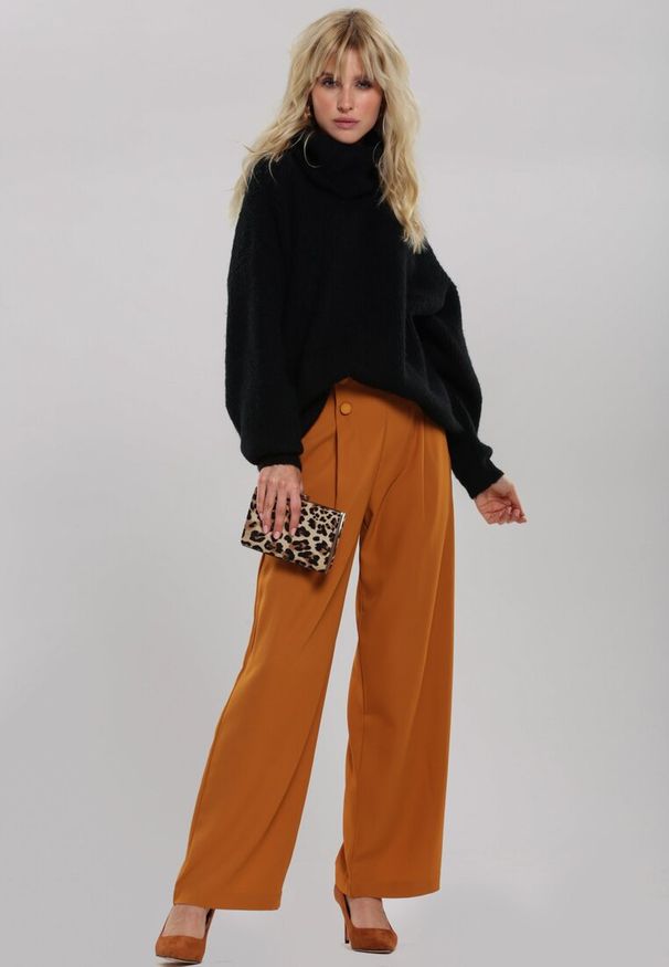 Renee - Czarny Golf Oversize Malia. Okazja: na co dzień. Typ kołnierza: golf. Kolor: czarny. Materiał: dzianina, wiskoza, skóra, jeans. Długość rękawa: długi rękaw. Długość: długie. Wzór: prążki, ze splotem. Styl: casual, klasyczny