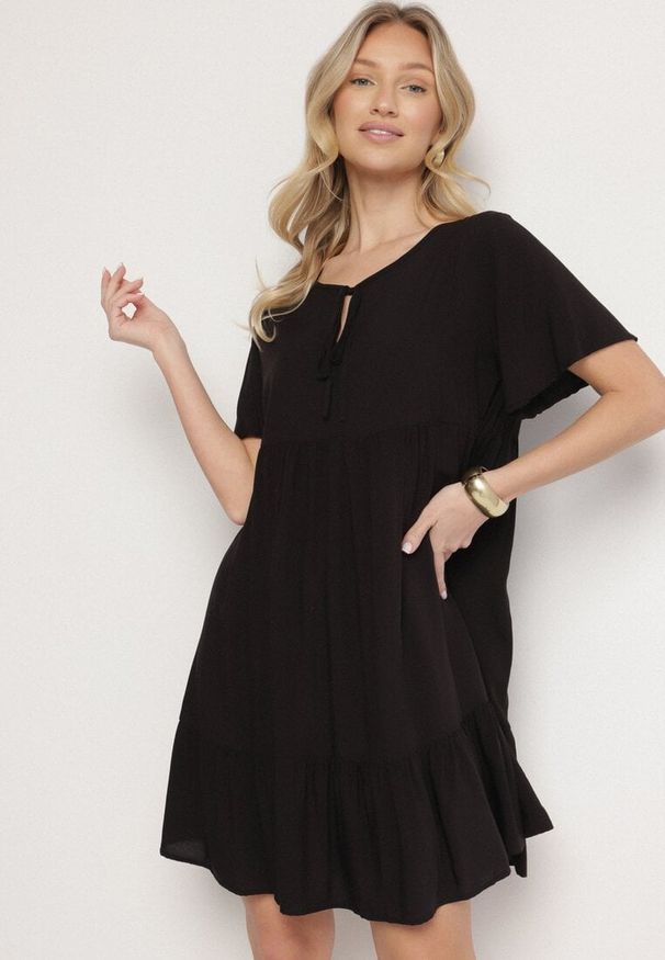 Born2be - Czarna Sukienka z Bawełny o Rozkloszowanym Kroju z Wiązaniem przy Dekolcie Mepilea. Okazja: na co dzień. Kolor: czarny. Materiał: bawełna. Długość rękawa: krótki rękaw. Sezon: wiosna, lato. Typ sukienki: rozkloszowane. Styl: elegancki, casual, klasyczny