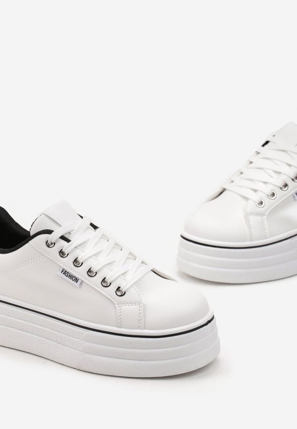 Renee - Biało-Czarne Sneakersy przed Kostkę na Grubej Podeszwie Kernia. Okazja: na co dzień. Wysokość cholewki: przed kostkę. Kolor: biały