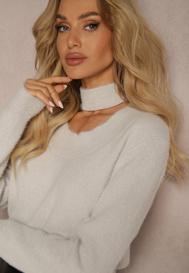 Renee - Jasnoszary Golf z Chokerem i Wycięciem Temina. Okazja: na spotkanie biznesowe. Typ kołnierza: golf. Kolor: szary. Długość rękawa: długi rękaw. Długość: długie. Styl: biznesowy, klasyczny