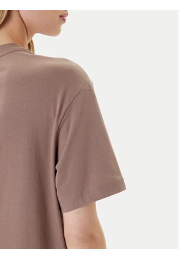 Nike Sukienka codzienna DV7882 Brązowy Relaxed Fit. Okazja: na co dzień. Kolor: brązowy. Materiał: bawełna. Typ sukienki: proste. Styl: casual