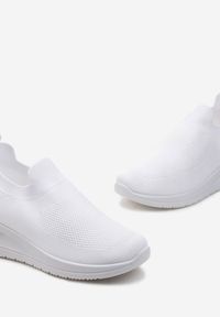Born2be - Białe Buty Sportowe na Niskim Koturnie z Elastycznego Materiału Molda. Kolor: biały. Materiał: materiał. Szerokość cholewki: normalna. Obcas: na koturnie #4