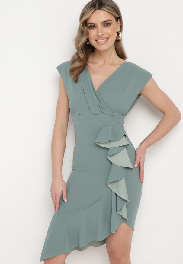 Born2be - Miętowa Sukienka o Kopertowym Kroju z Falbankami i Trójkątnym Dekoltem Tanilla. Okazja: do pracy, na randkę. Typ kołnierza: kołnierz z falbankami. Kolor: miętowy. Typ sukienki: kopertowe. Styl: elegancki